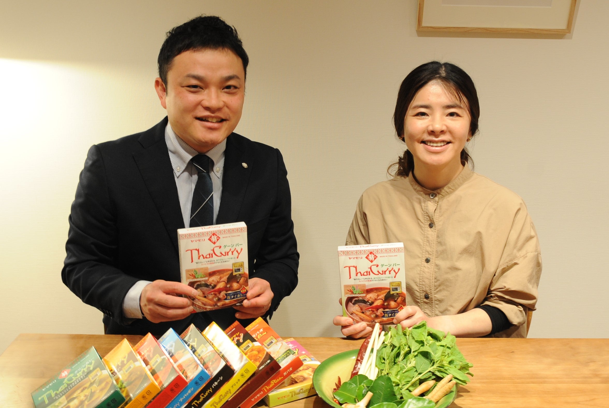 発売25年「ヤマモリのタイカレー」は、生のタイハーブを使える現地生産だからできる本物の味。たどり着いたのは“ハーブカレーの最終形”｜ヤマモリ ...