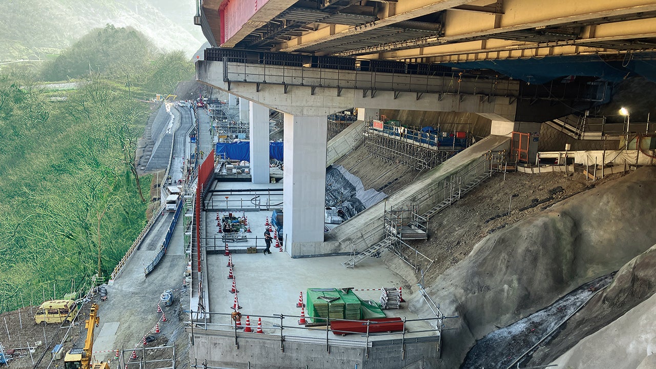 中央道の橋梁を5万m³の盛り土で埋める大規模更新 - 中央自動車道（特定更新等）勝沼工事