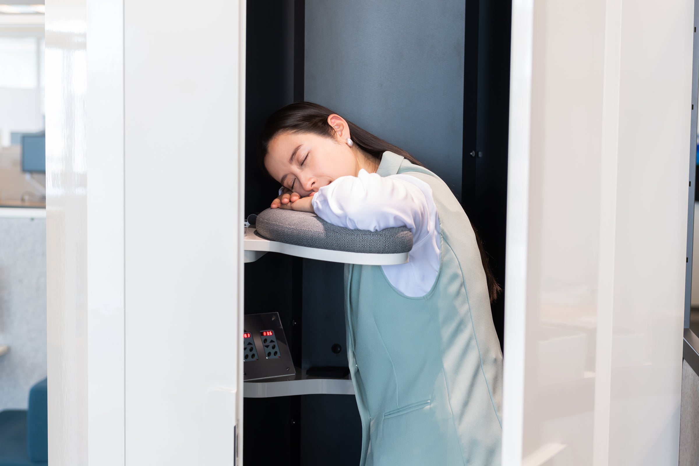 仮眠の文化を日本へ！世界初となる“立ち寝”仮眠ボックス「giraffenap