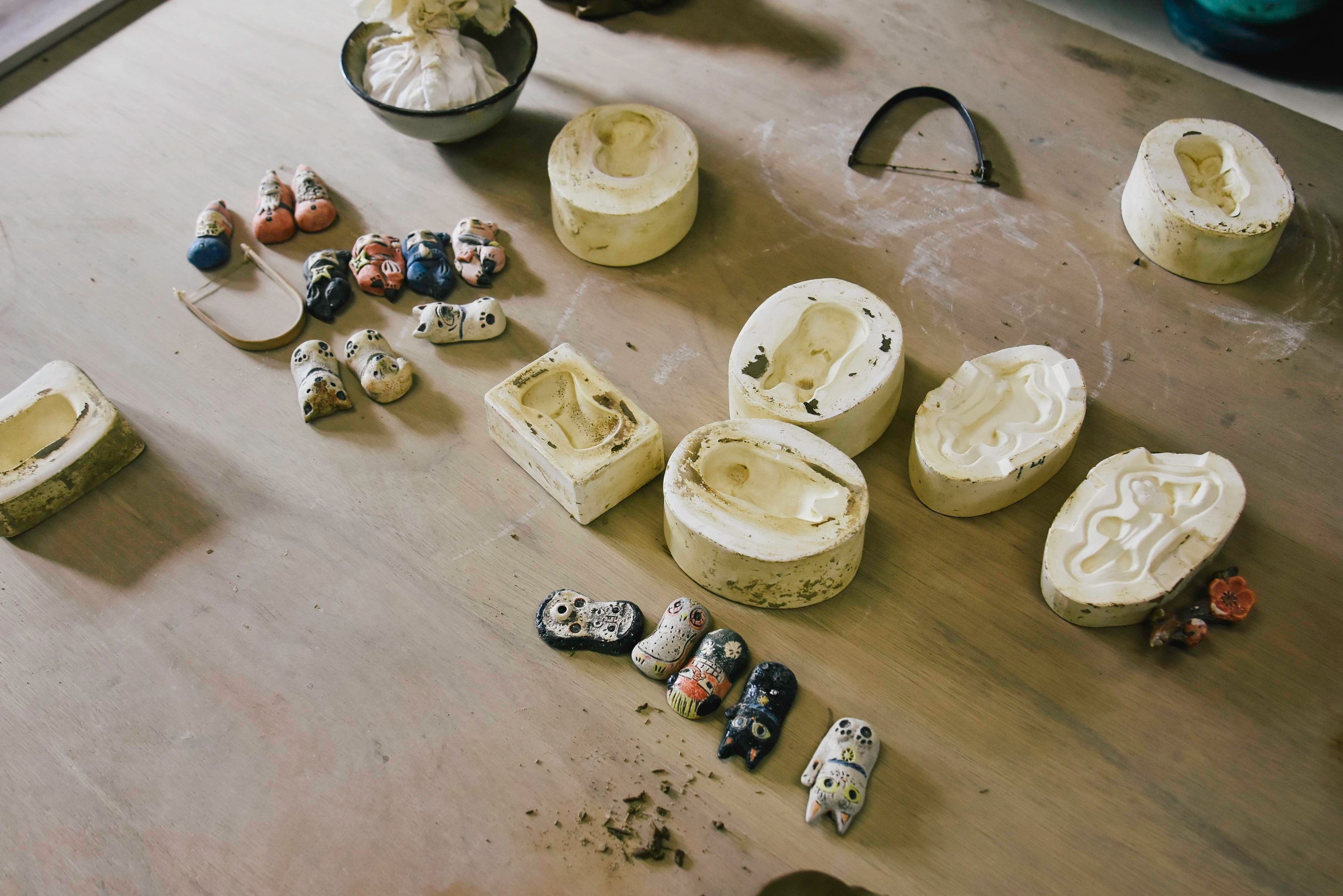 丹波焼 愛嬌のある陶器の置物 カラスの陶芸家 リビングのインテリアに