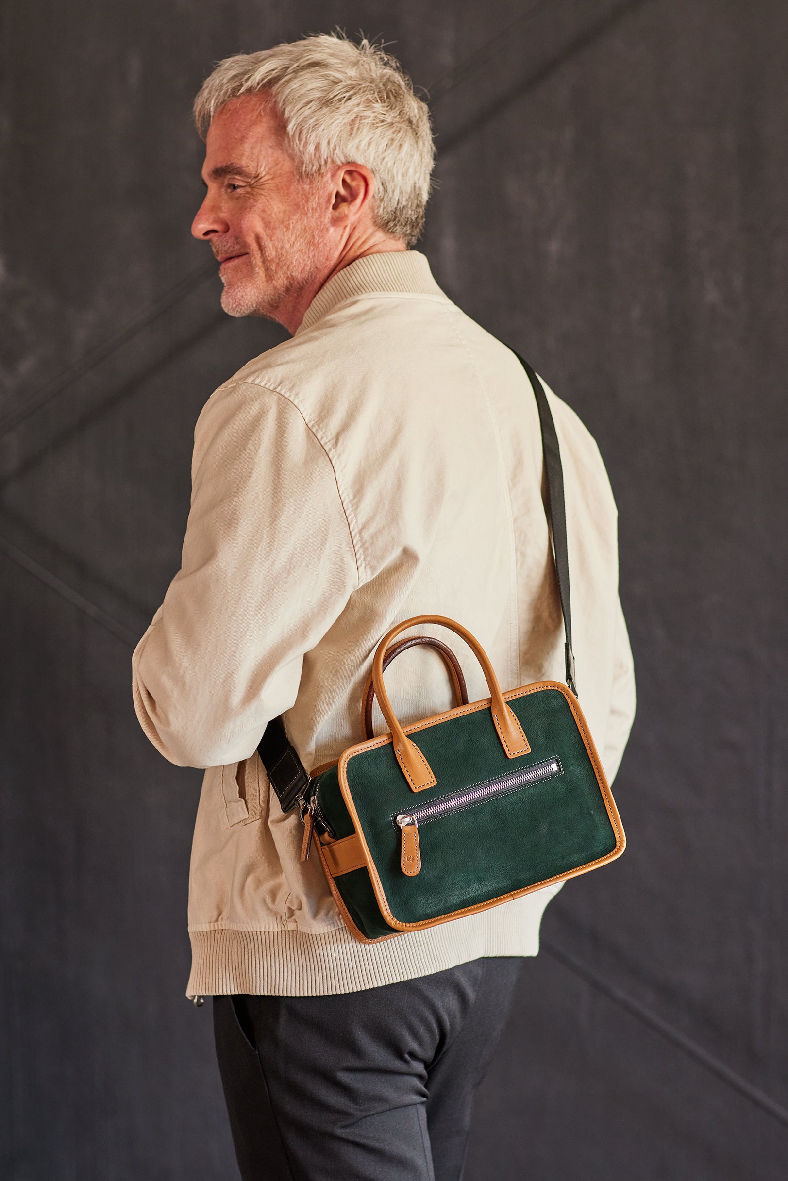 日本の伝統製法を採りいれた革製品を製造する「ココマイスター」。熟練