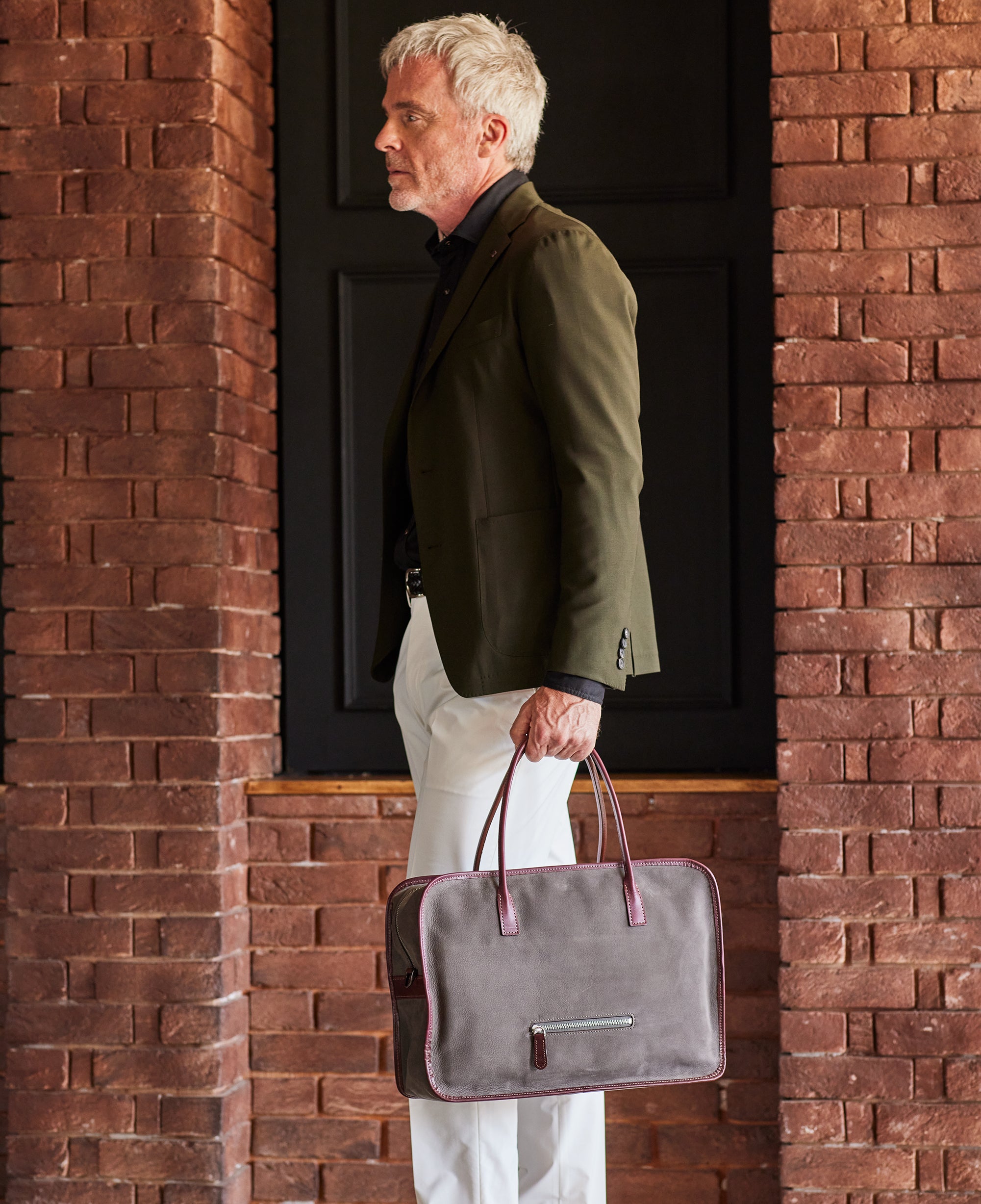 日本の伝統製法を採りいれた革製品を製造する「ココマイスター」。熟練