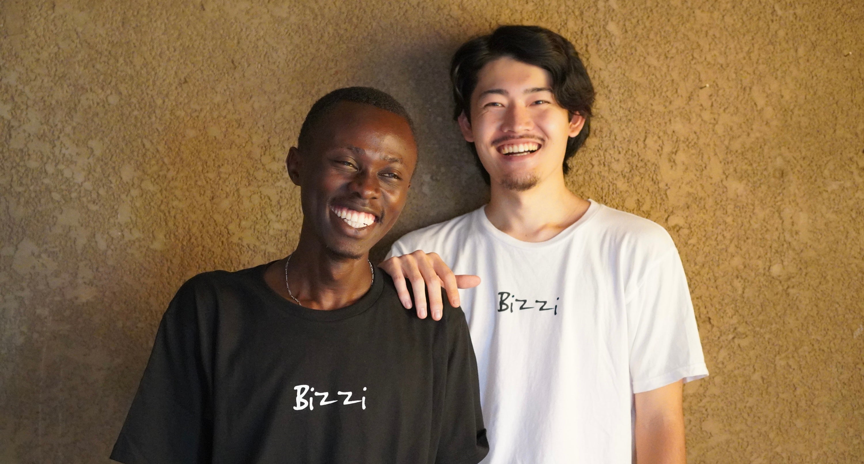 1人の大学生がルワンダのスラムで生まれ育ったアーティストと2人