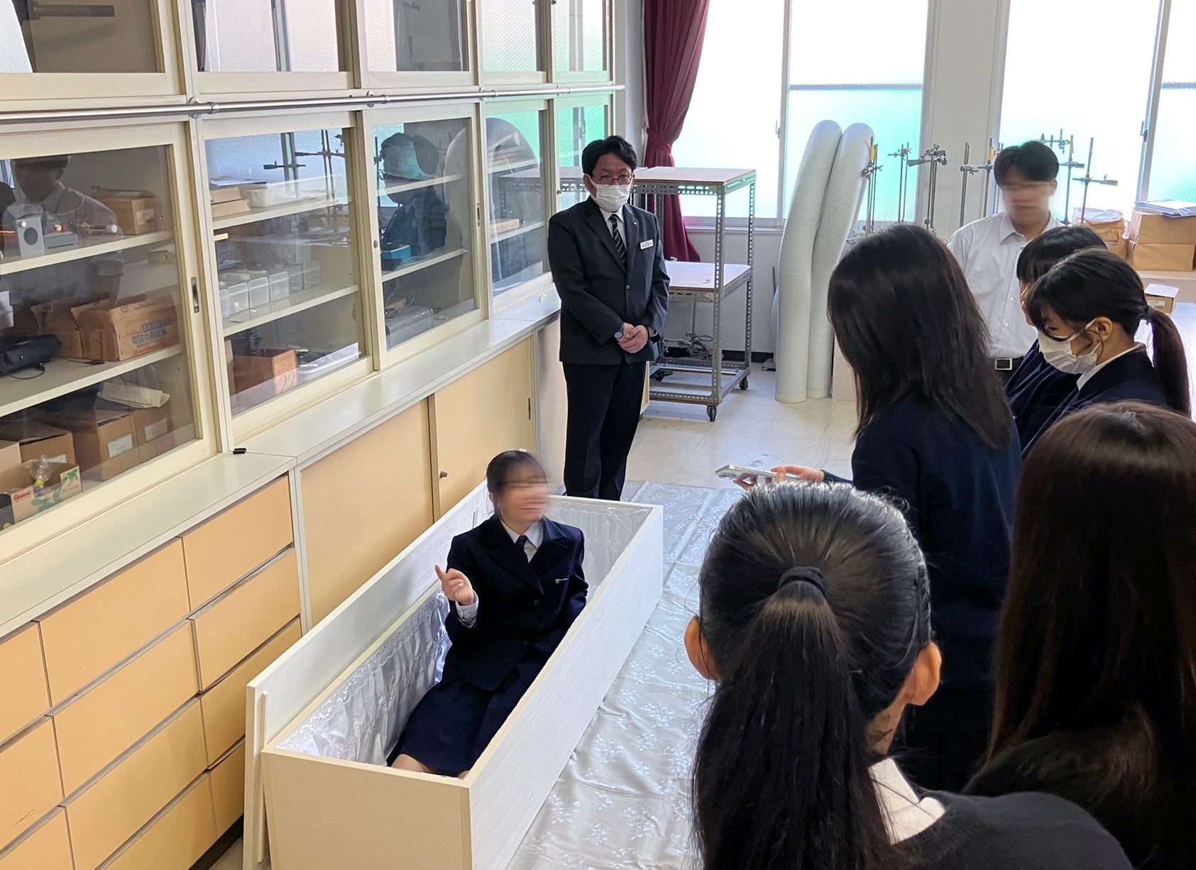 教室に棺？驚きと興味で始まった高校生向けの特別授業とは。大手葬儀社・公益社が伝えたい「生と死」のメッセージ　