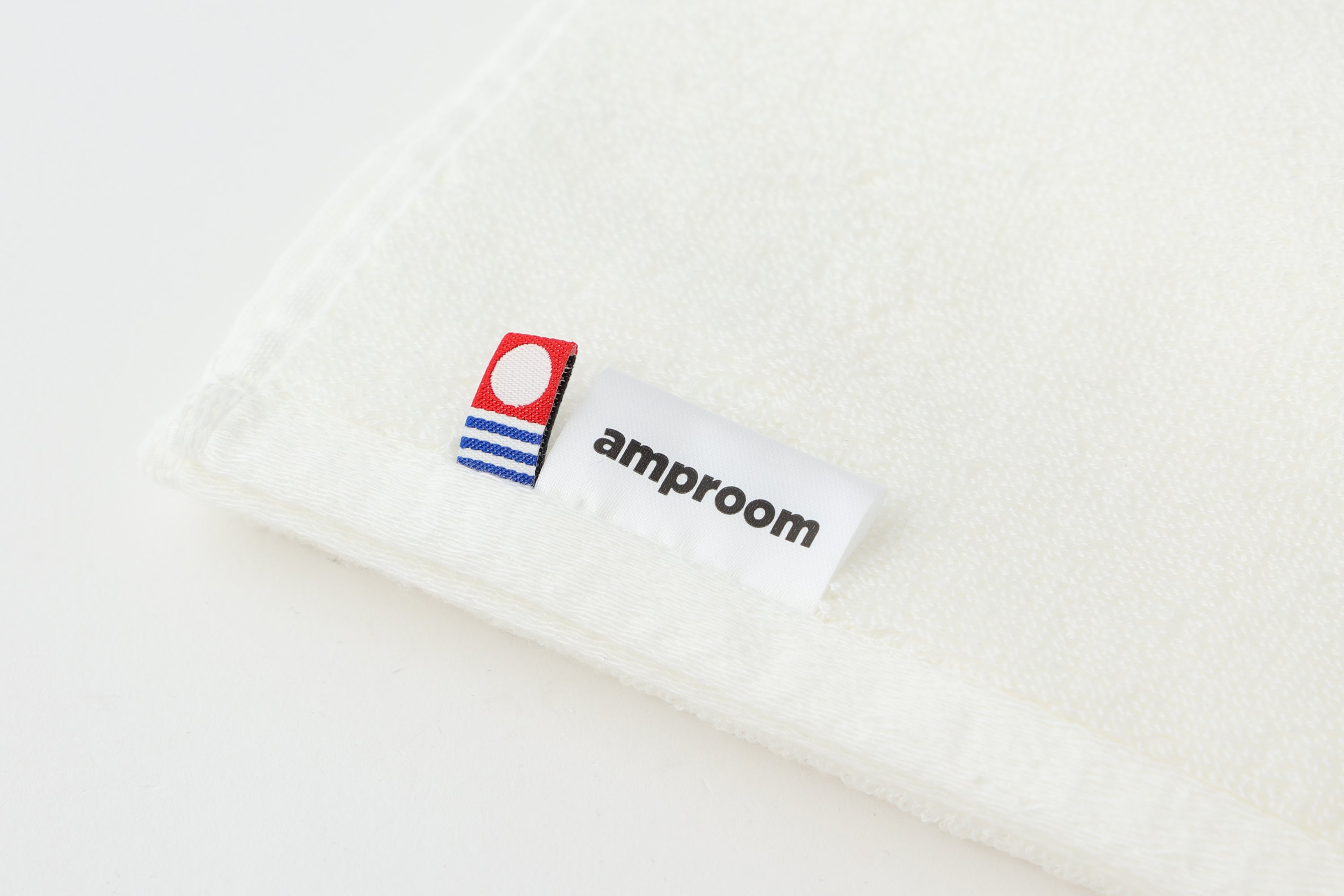 今治タオル×コラーゲン配合の特殊素材で仕上げたスキンケア