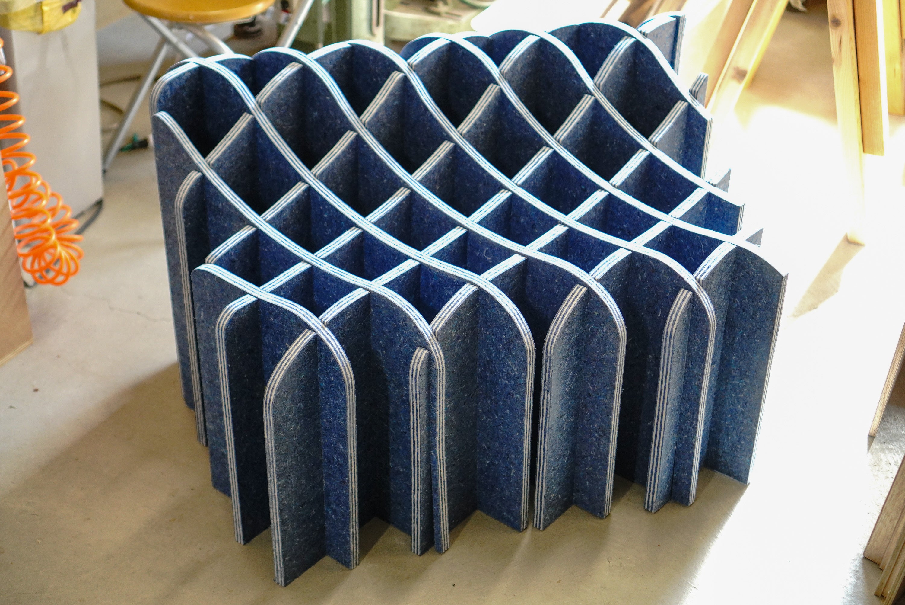 「古着や古布からベンチをつくる」色が決め手 廃棄繊維をアップサイクル