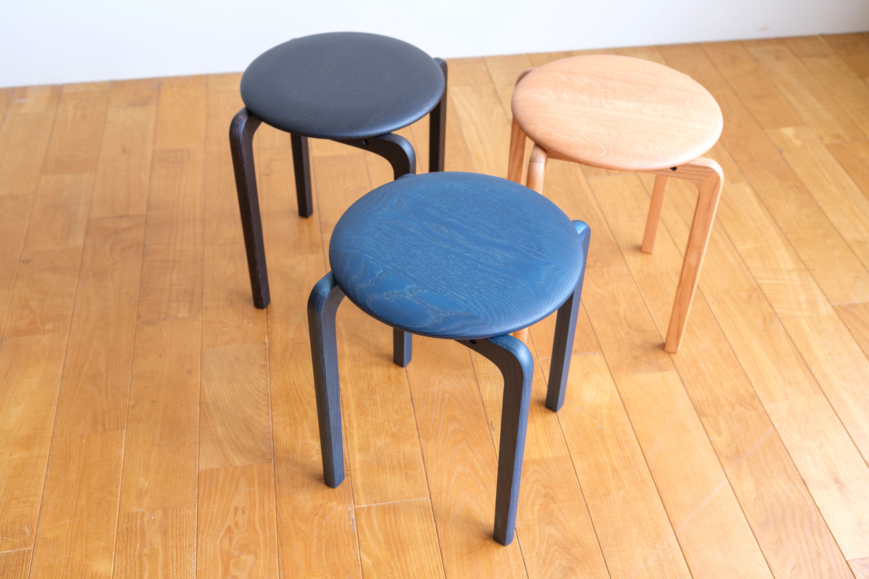 「山里の額縁工房が作るスツール」。手仕事の職人芸が紡ぐ物語