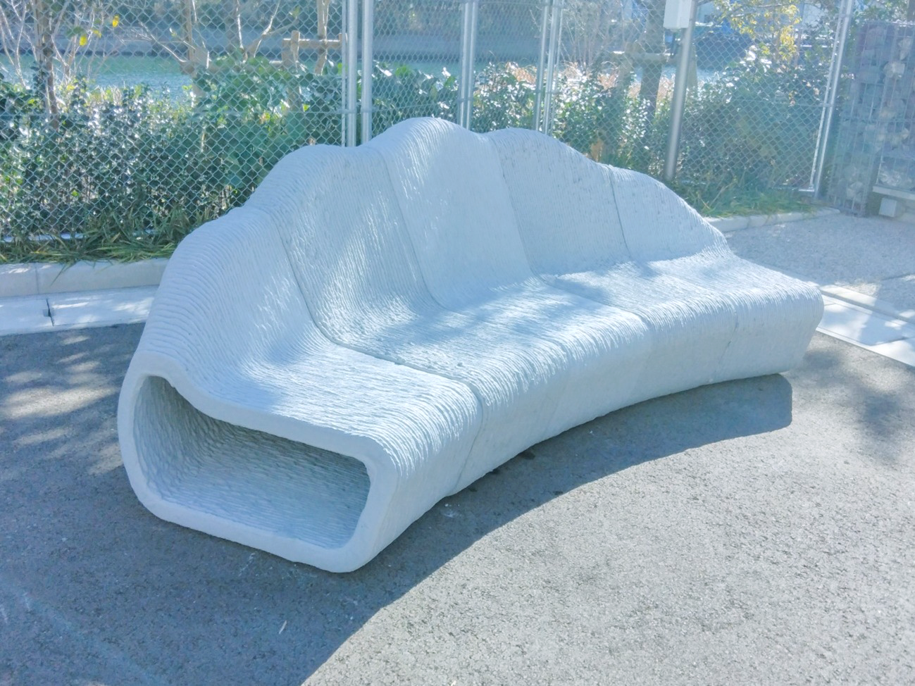 「ホタテの貝殻をアップサイクル」ベンチ作りで世界の廃棄物課題の解決をめざして