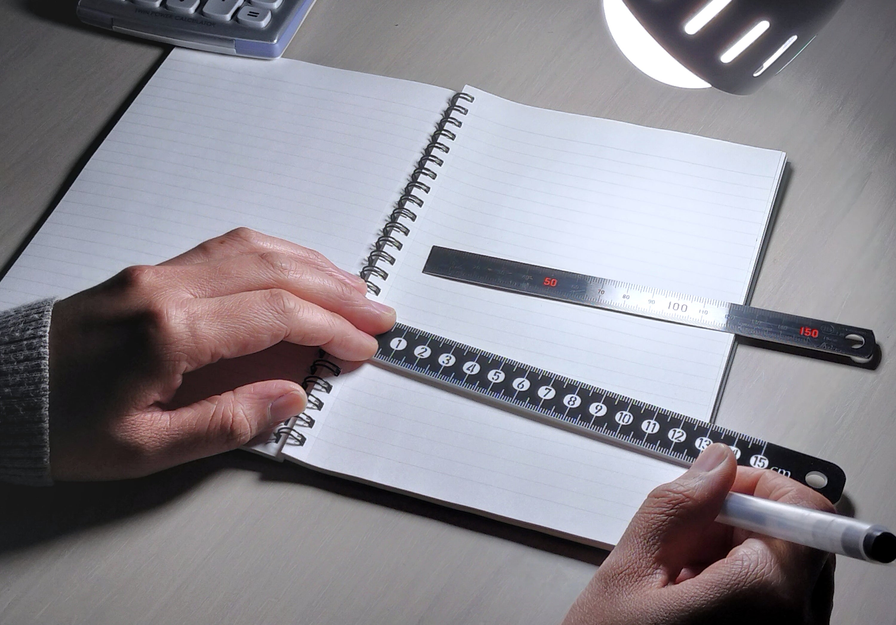 世界一のブラック企業が作った“光らない定規”　SNSの一言が、弱視の「見えづらさ」を変えた