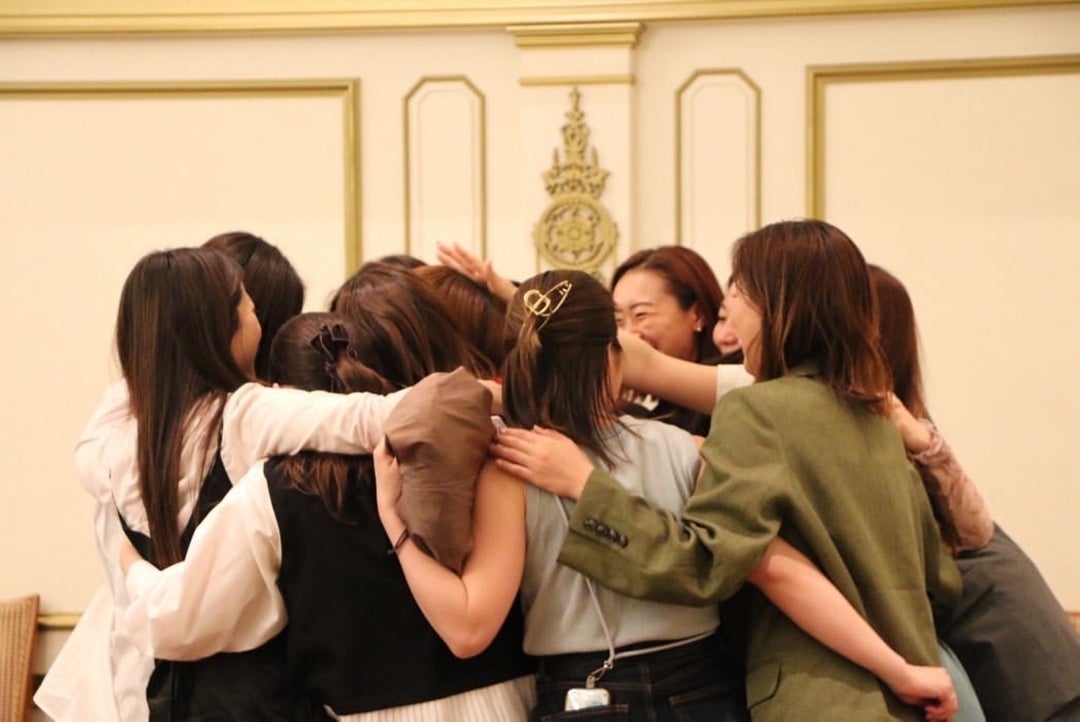 多忙な経営者たちが、なぜ今「3日間」を捧げるのか。女性比率99.9%の上場企業が生んだ、本来の自分に還り事業をグロースする「優しい論理」