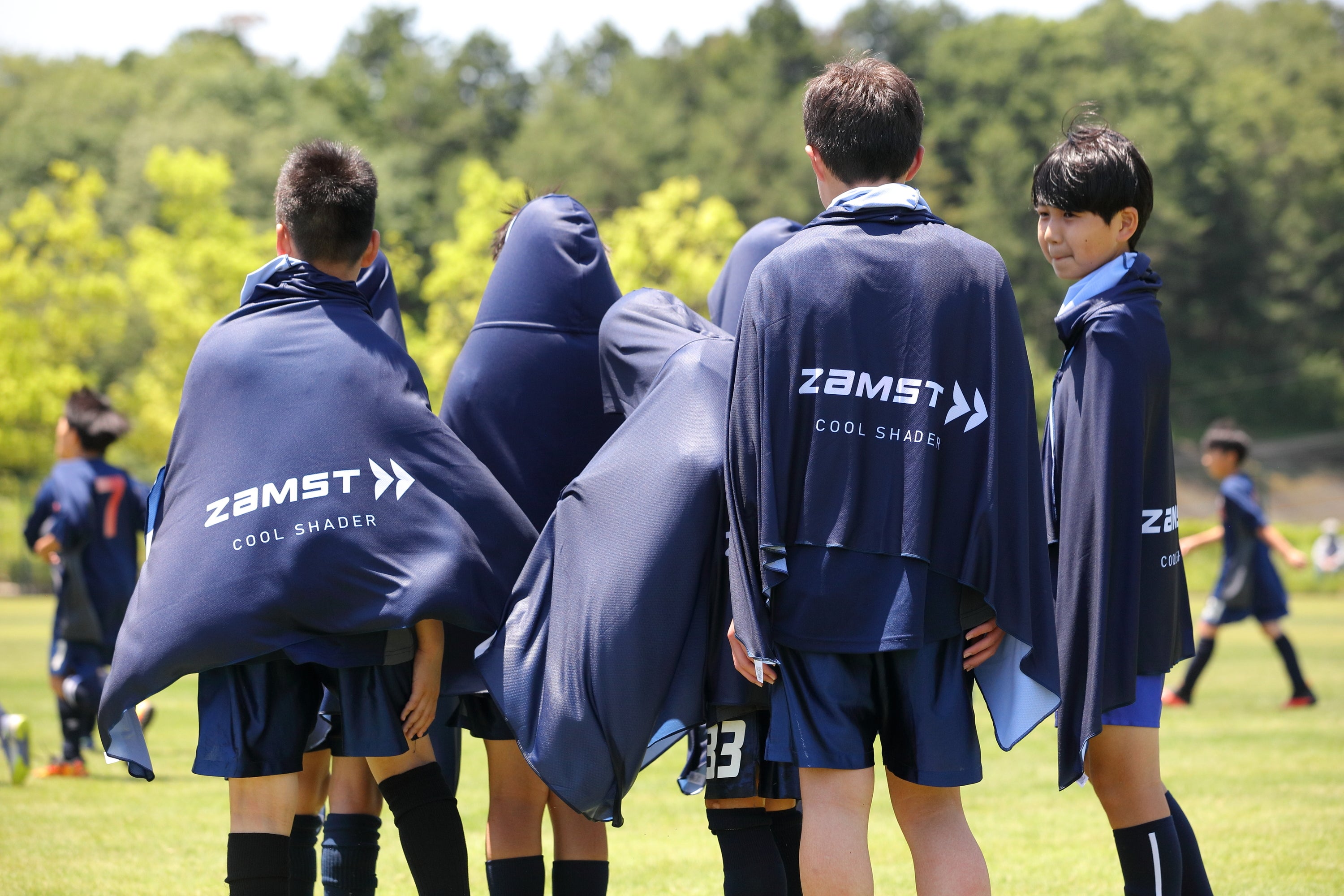 “着る冷感” COOL SHADERが生んだ『冷感ポンチョ』という夏の新定番　10万枚突破の裏にあるザムストの開発ストーリー