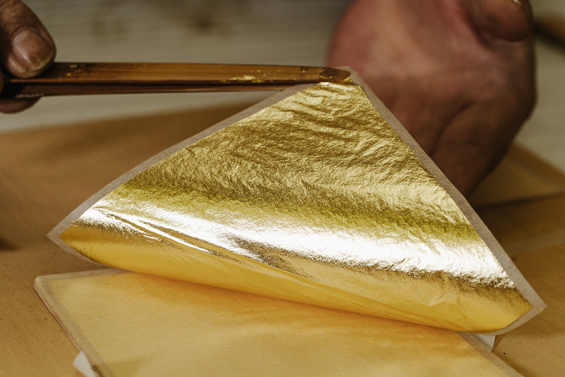 黒蝋箔文平棗 京静園 福井誠山作 金箔工芸 天然木 茶道具 供箱付 K568 黒蝋箔文平棗 京静園 福井誠山作 金箔工芸 天然木