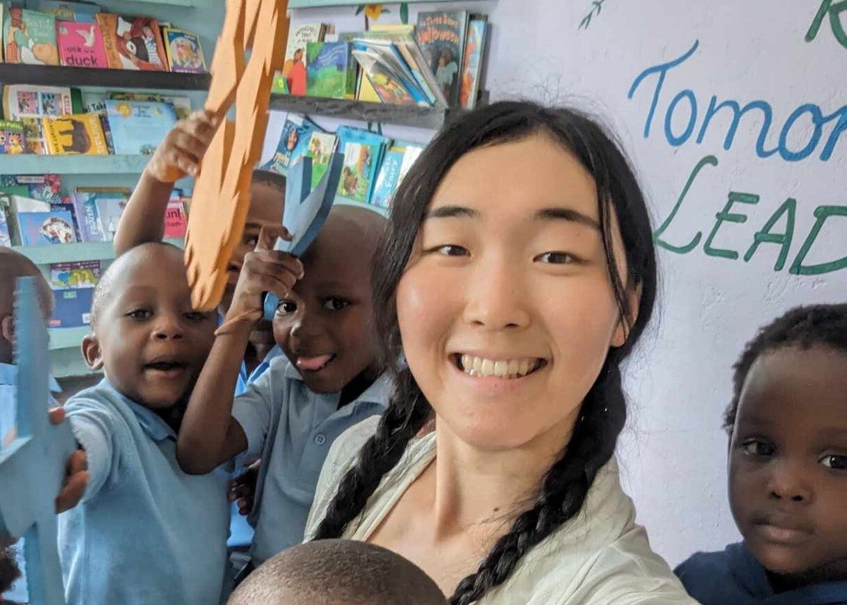 東日本大震災から14年】アフリカで恩返し。私はオレンジ色の民族衣装を