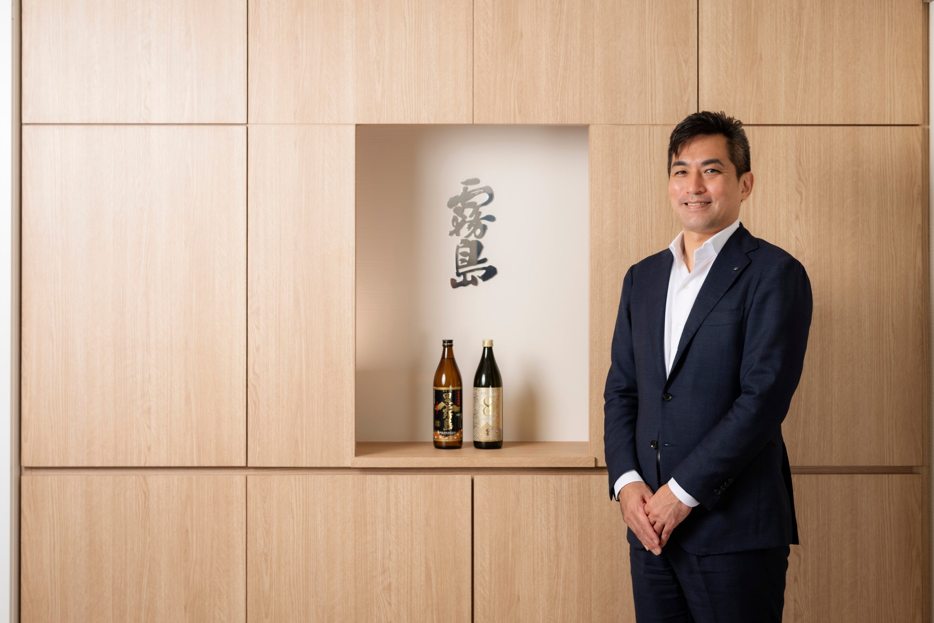 発売2年で累計42万本突破の「KIRISHIMA No.8」と、28年間愛され続ける「黒霧島」。霧島酒造・新社長が明かす、第四次焼酎ブームの新潮流とは。