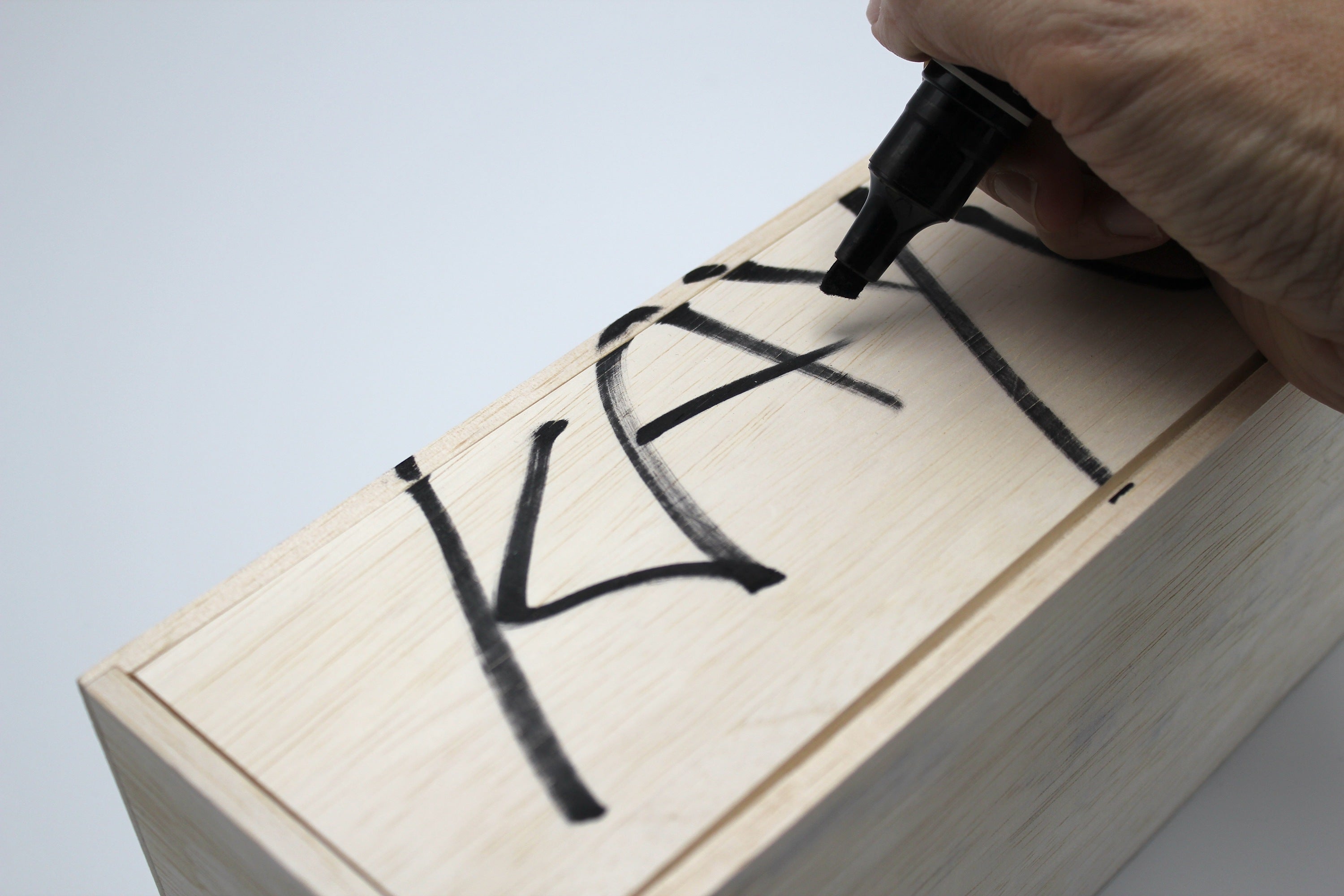 日本酒を世界へ。KAYU PACKAGEが日本酒用木箱「Sake04」へ込めた想い