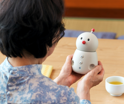 2025年問題に挑む！ChatGPT×伝え方ラボの『AI見守り会話サービスMaMo.』が高齢者の孤独と認知症予防をサポート、大阪・関西万博に出展