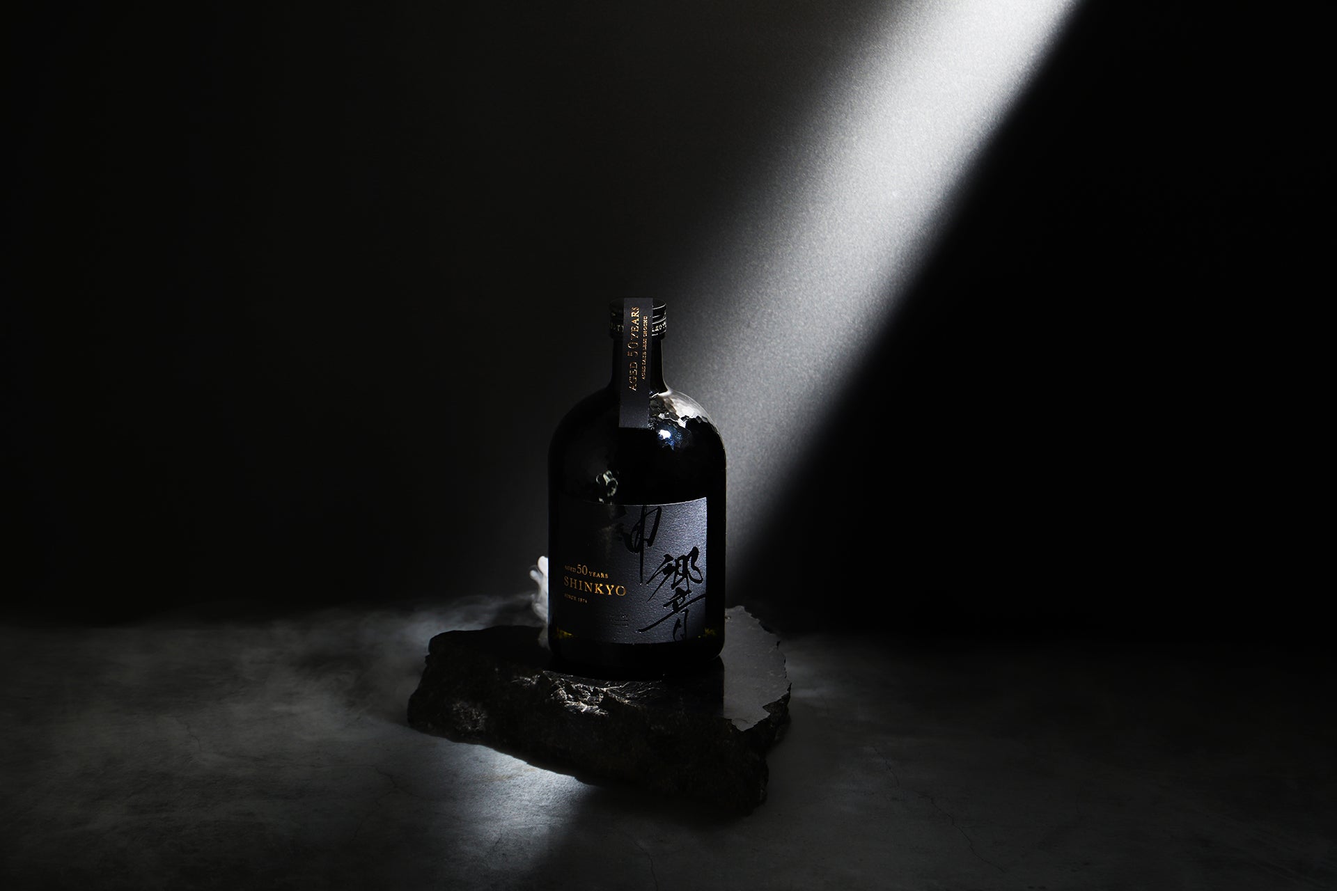 愛媛県の蔵から発掘されたのは、半世紀を生きた秘蔵酒だった。11万円の