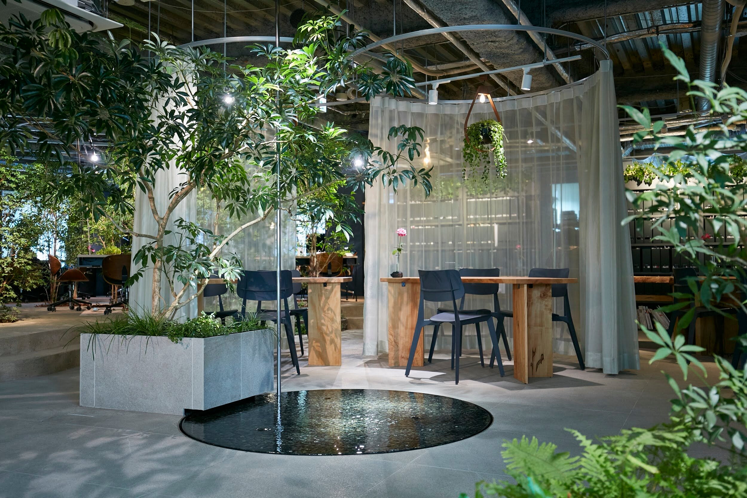 オフィスに水溜まり、テーブルに流れる川】企業のウェルネスに貢献する