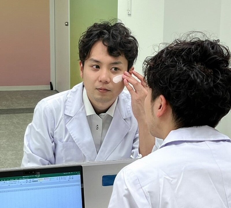 マスク着用時のメイクにも、肌に明るさと立体感を演出。なめらかな描き