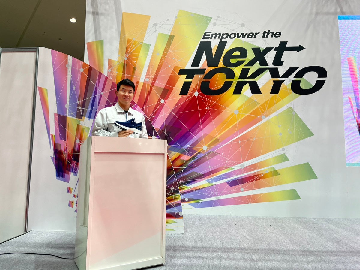 手を使わずに1秒で履けるスニーカー。クラウドファンディングで応援購入総額3,000万円を超えた「LAQUN（ラクーン）」のブランドストーリー