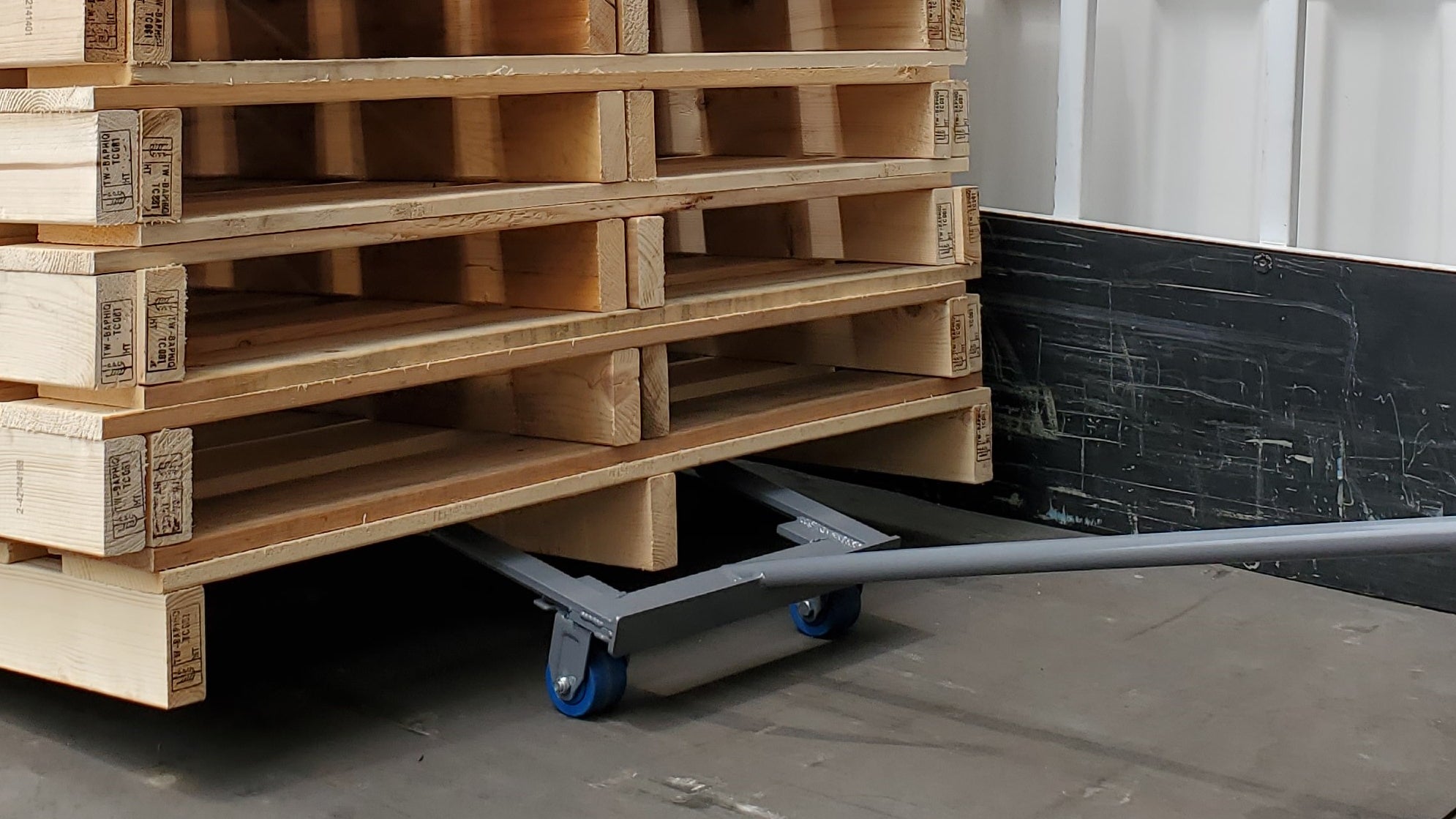 危険な荷下ろし作業時にパレットを安全に移動。現場のお困りごとを解決した「コロ付きパレット引っ張り棒」開発秘話と成功の軌跡｜株式会社パーマン